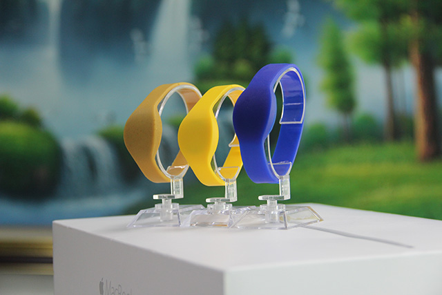 id硅胶腕带口水兜的优势及使用要领