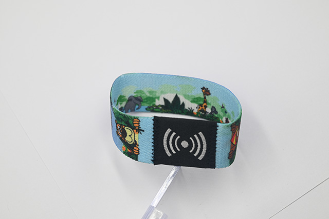 会员卡的印刷主要分为胶印和丝印，，，，，每种印刷方法差别