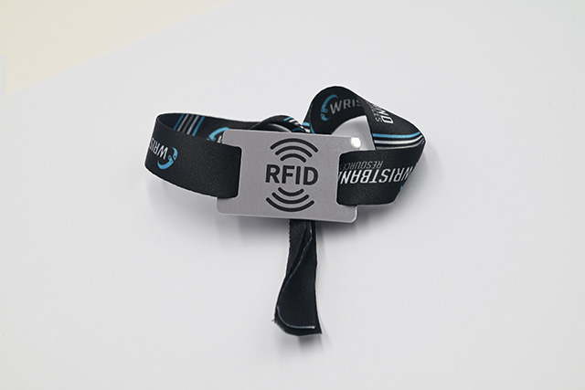 校园卡不但有统一的结构，，，，尚有个性化的定制