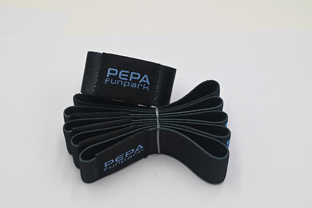 与条形码扫描类似，，，，RFID腕带电子标签有一套完整的使用系统