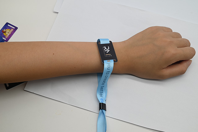 制作人像识别卡的基卡可以是一样平常PVC卡，，，，也可以是磁卡